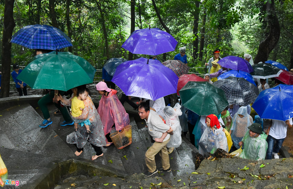 Hàng chục nghìn người đội mưa về dự lễ Giỗ Tổ Hùng Vương